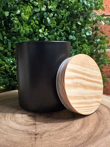 modern black tumbler with lid off