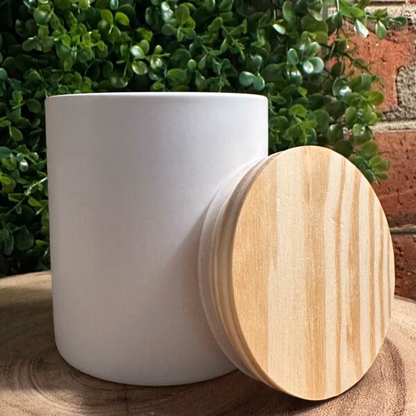modern white tumbler with lid off