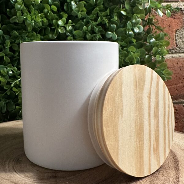 modern white tumbler with lid off